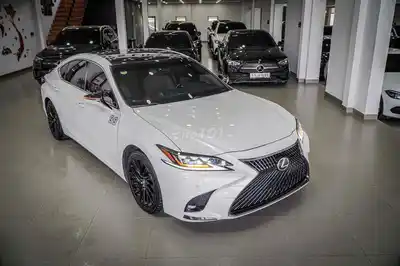 Лексус ES250 2019 Белый/Коричневый 76,700 км
