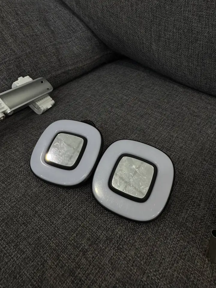 Штатив, лампы, EarPods, ремень, блоки питания, прибор Xiaomi, мини-вертолёт, лампочка