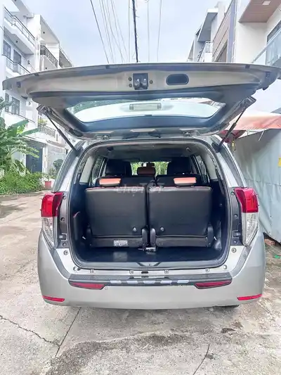 Toyota Innova G 2018 Серебристая бензиновая 7-местная