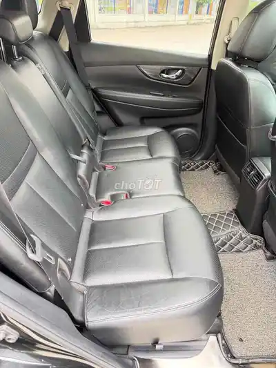 Черный бензиновый Nissan X-Trail на 7 мест с АКПП