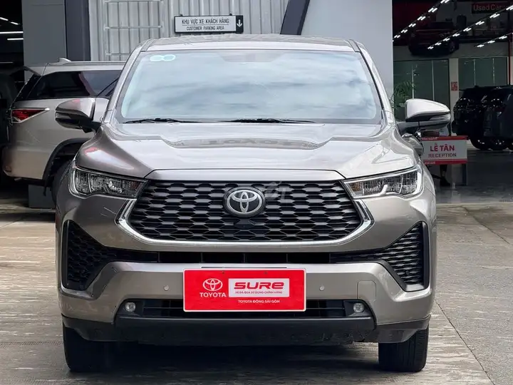 Toyota Innova Cross V 2024 Коричневая 61.605 км