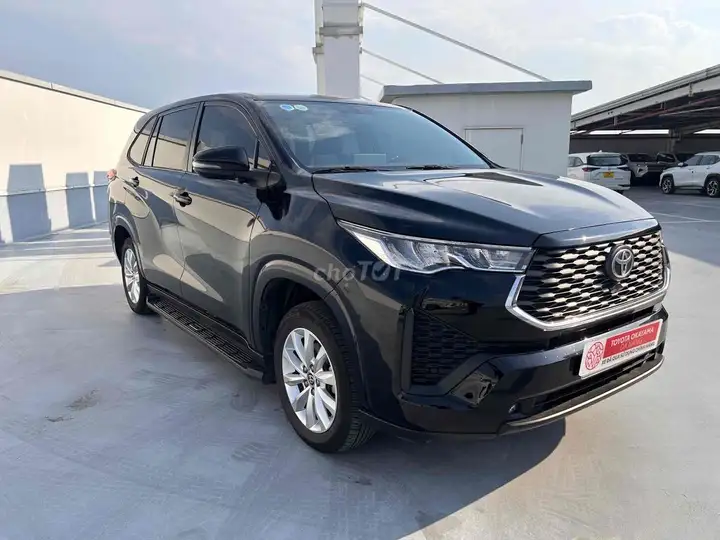 Toyota Innova Cross V 2024 Черный 13000км Автомат