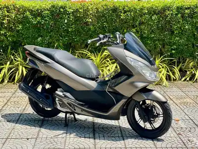 Серый скутер Honda PCX