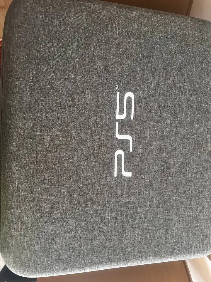 PlayStation 5 + 2 геймпада + кейс
