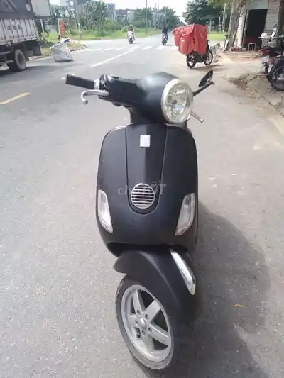Черный скутер Piaggio Vespa LX