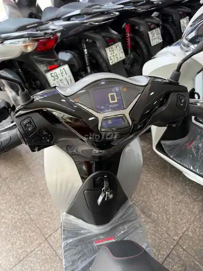 Honda SH 160i ABS 2023 Серый Порше с номерами Хошимина от собственника
