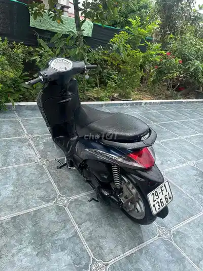 Черный скутер Piaggio Liberty