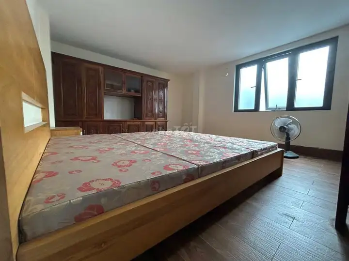 Cho thuê nhà Đội Cấn, 5 tầng, 4 ngủ, 15tr/tháng