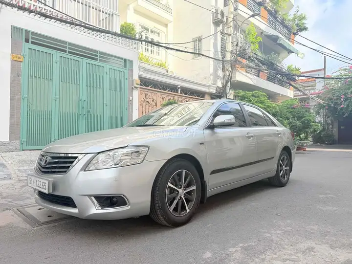 Toyota Camry 2.4G 2010 седан серебристый