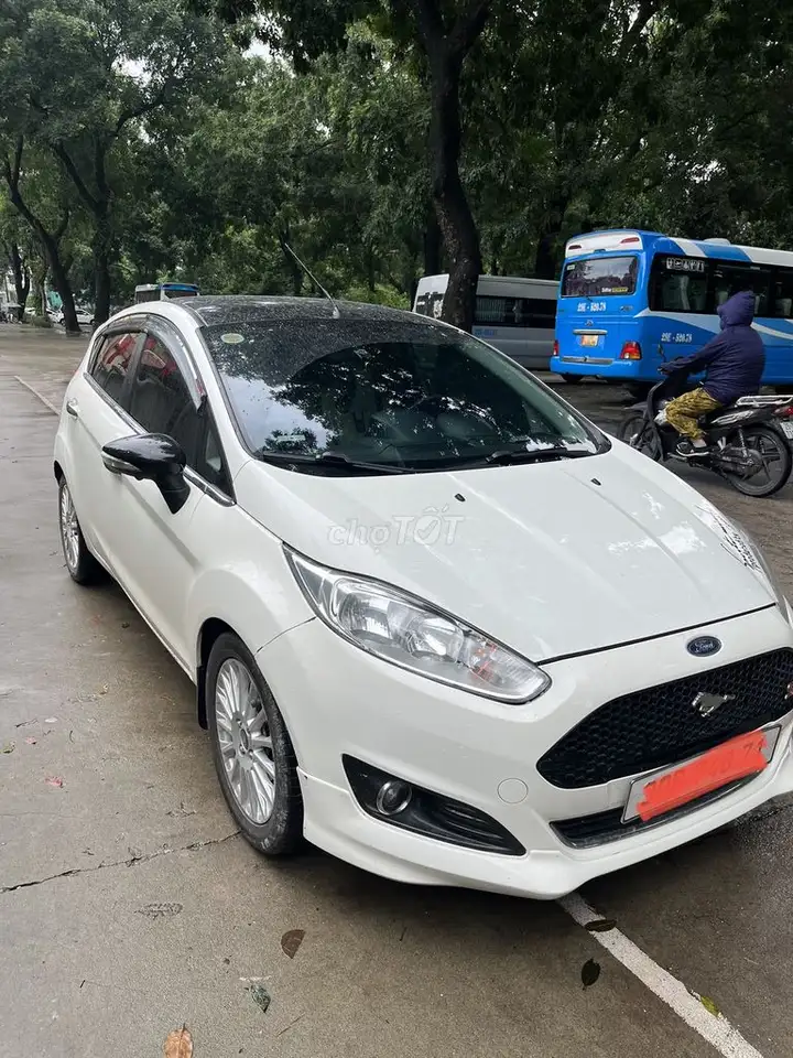 Ford Fiesta хэтчбек 2016 1.0 полная комплектация белый