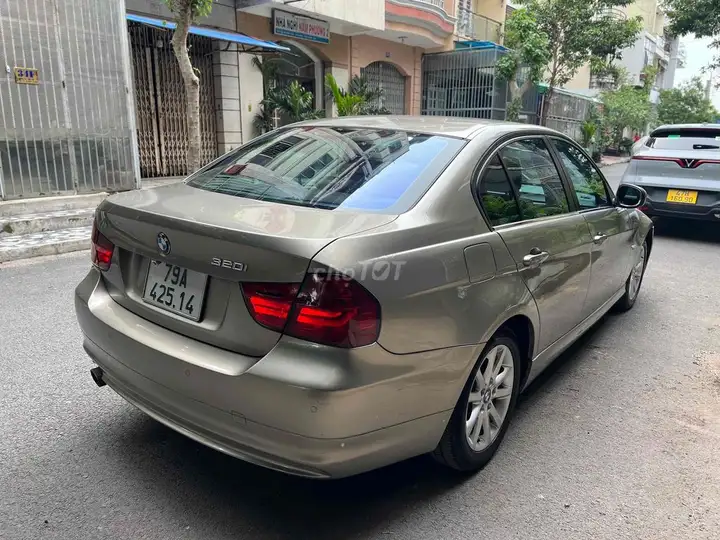 BMW 320i Sedan 2010