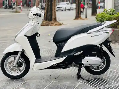 Honda Lead 125 2017 белого цвета, красивый скутер, документы на мне