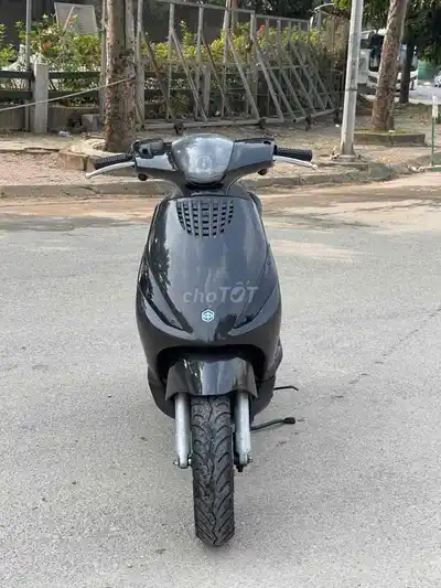 Черный скутер Piaggio Zip