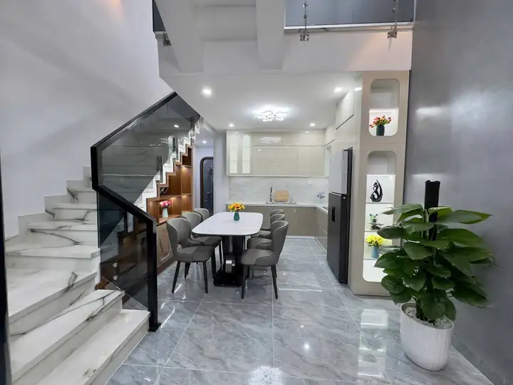 Аренда дома 3 этажа, 4 спальни, 85м²