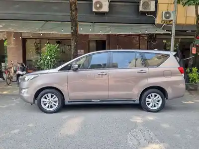 Toyota Innova 2018 автомат коричневый велюр