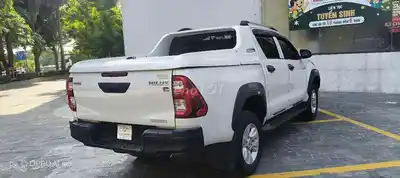 Toyota Hilux 2017 E белый 5 мест