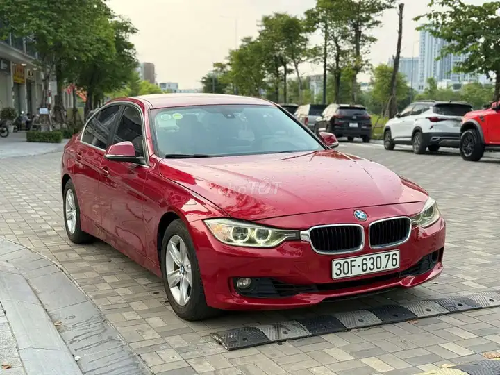 BMW 320i 2014 красный 90 000 км