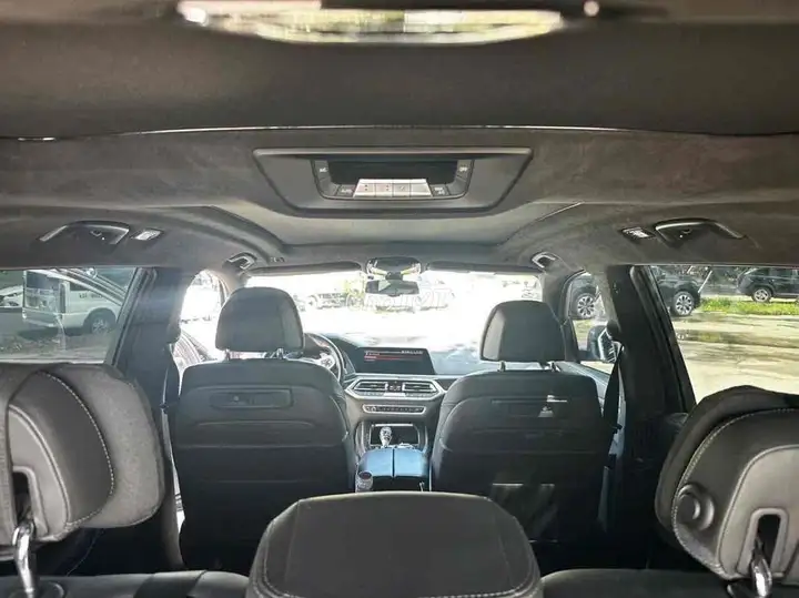 BMW X7 xDrive40i 2022 черный 7 мест