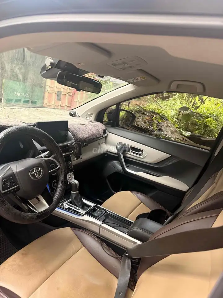 Toyota Veloz Top 2022 Индонезия чёрный 7 мест