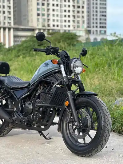 Honda Rebel 300 в синем цвете