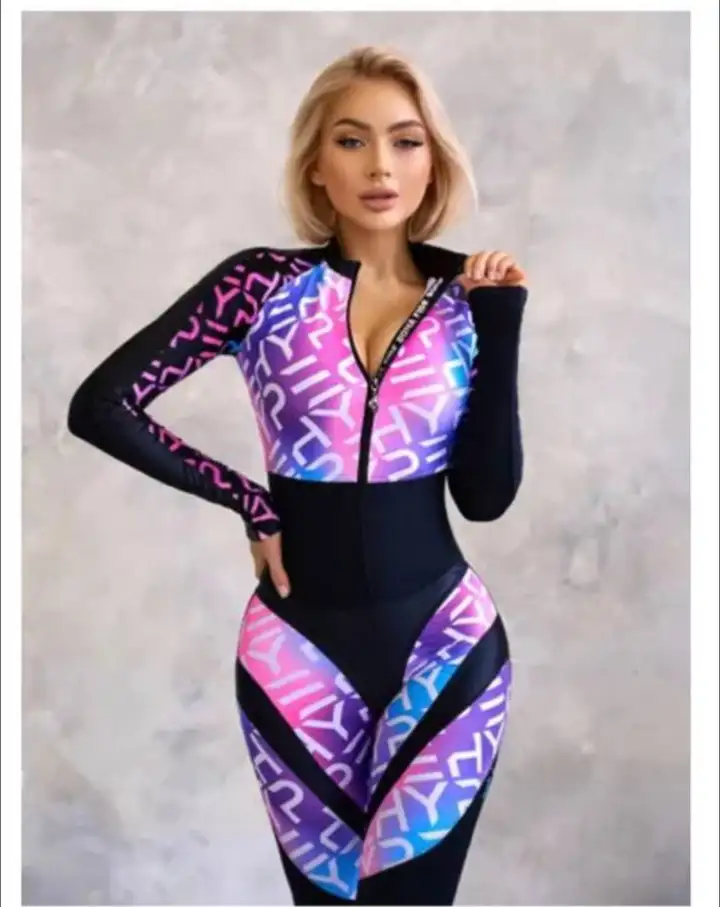 Спортивный комбез Bonafide, платье Must Have, сумочка, туфли Lyn, проектор
