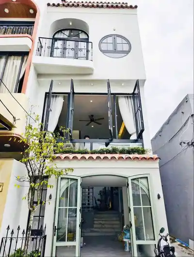 Дом 3 этажа, 3 спальни, 4 WC, 54 м²