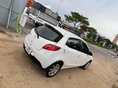 Mazda Mazda 2 2012, белый хэтчбек