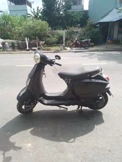 Черный скутер Piaggio Vespa LX
