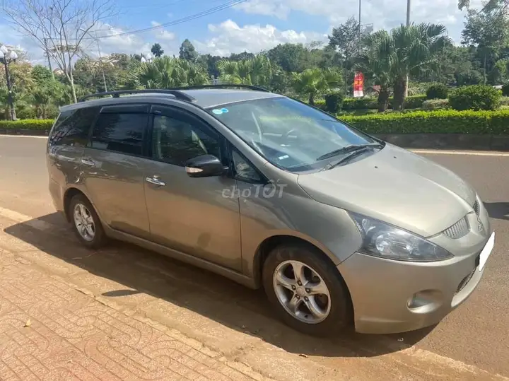 Mitsubishi Grandis 2006 автомат, серо-песочный