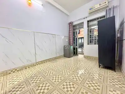 Свободная просторная новая комната с балконом/окном