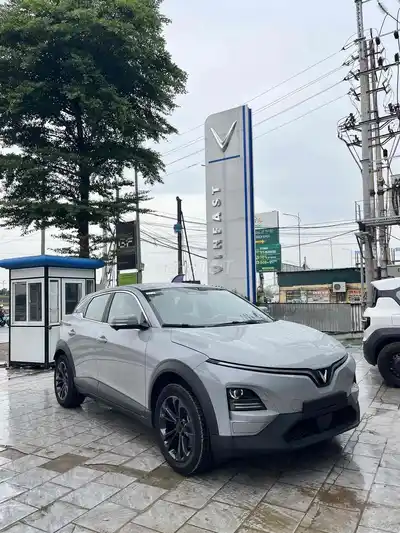 VinFast VF6 Plus 2026 Серый интерьер Коричневый мокко