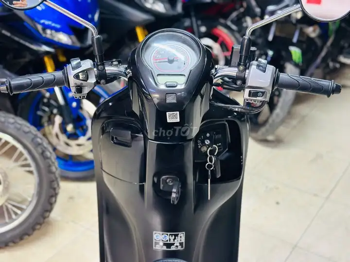 Мотосалон Thịnh Phát - Honda Scoopy 125 глянцево-черный с ханойским номером