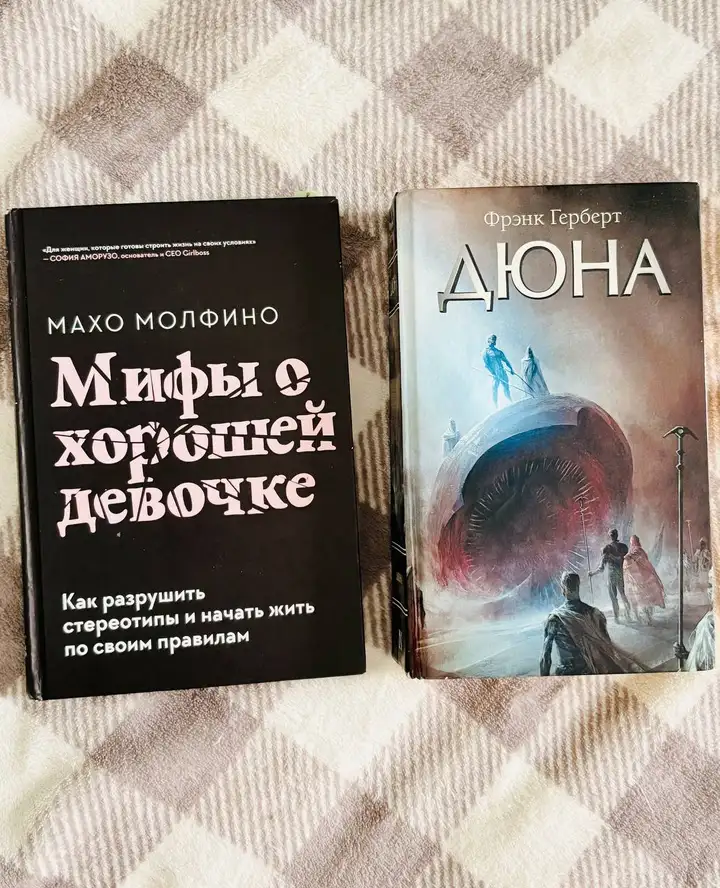 Столик для кровати раскладной, подставка под телефон, озонатор, книги