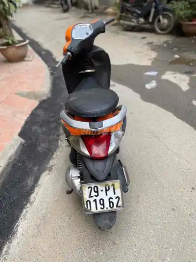 Оранжевый скутер Piaggio Liberty Fi