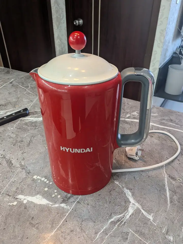 Электрический чайник Hyundai EK01RED