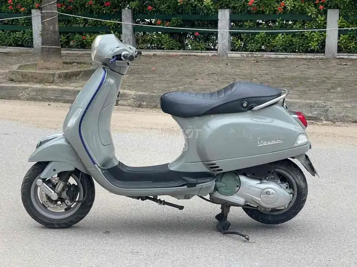 Piaggio Vespa 3vie серого цвета