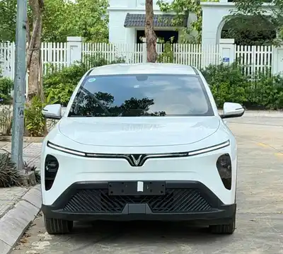 VinFast Limo Green 2025 с бесплатной зарядкой