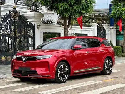 VinFast VF9 Plus 2025 красный 6 мест 19000 км