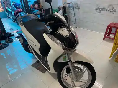 Honda SH160i черно-белая с наклейкой PPF