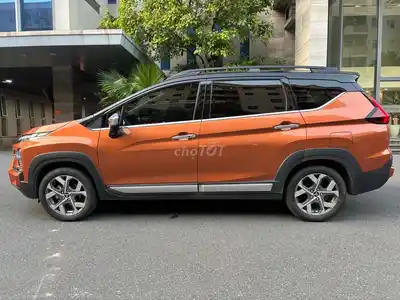 Mitsubishi Xpander Cross 2023 30 тыс. км черный оранжевый
