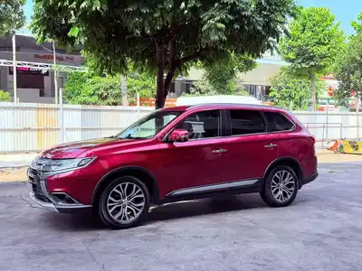 Mitsubishi Outlander 2.4L Premium 2018 красный