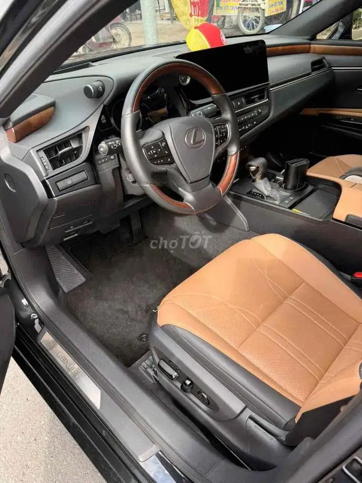 Lexus ES 250 2025, черный, 16 038 км