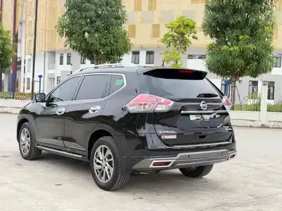 Черный бензиновый Nissan X-Trail на 7 мест с АКПП