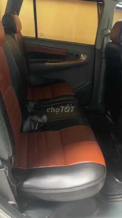 Минивэн Toyota Innova J 2012, серебристый