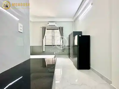 Студия CHDV со всей мебелью и большим светлым окном