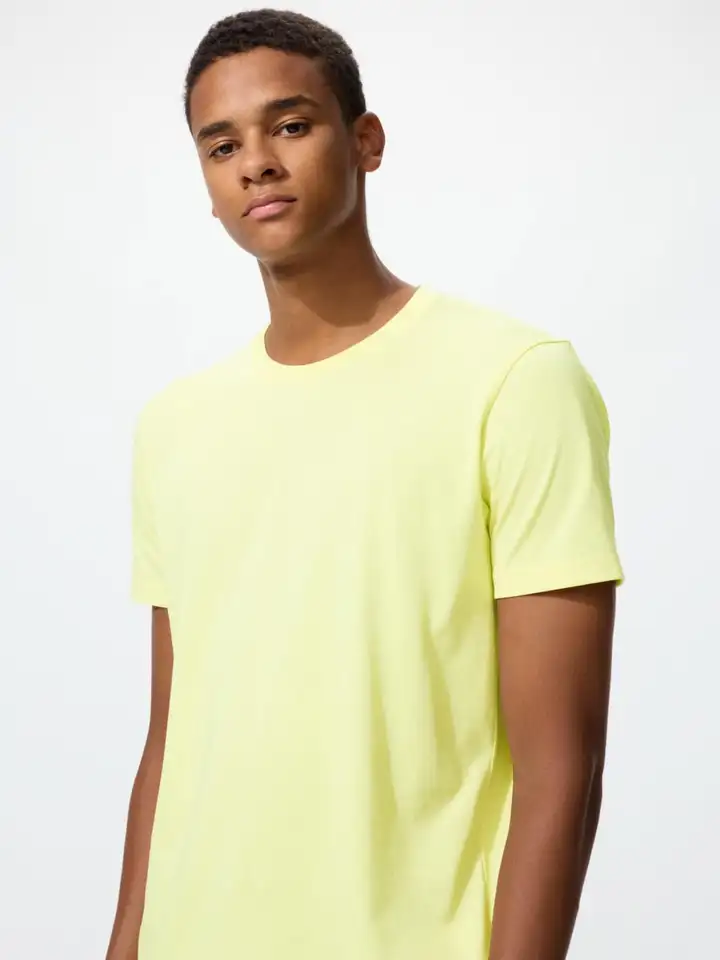 Футболки Uniqlo