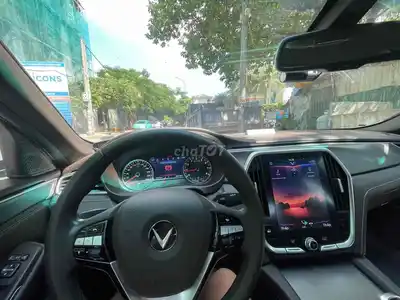 Автоматический номер VinFast Lux A2.0 с турбонаддувом, белый