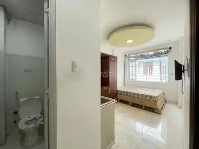 Комната с окном и кухней
