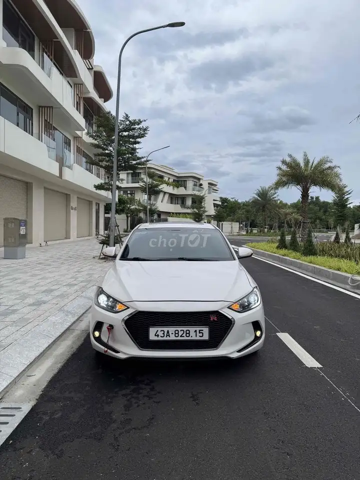Hyundai Elantra 2018 1.6 AT Белый 38000 км