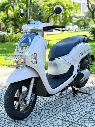 Белая Honda Scoopy